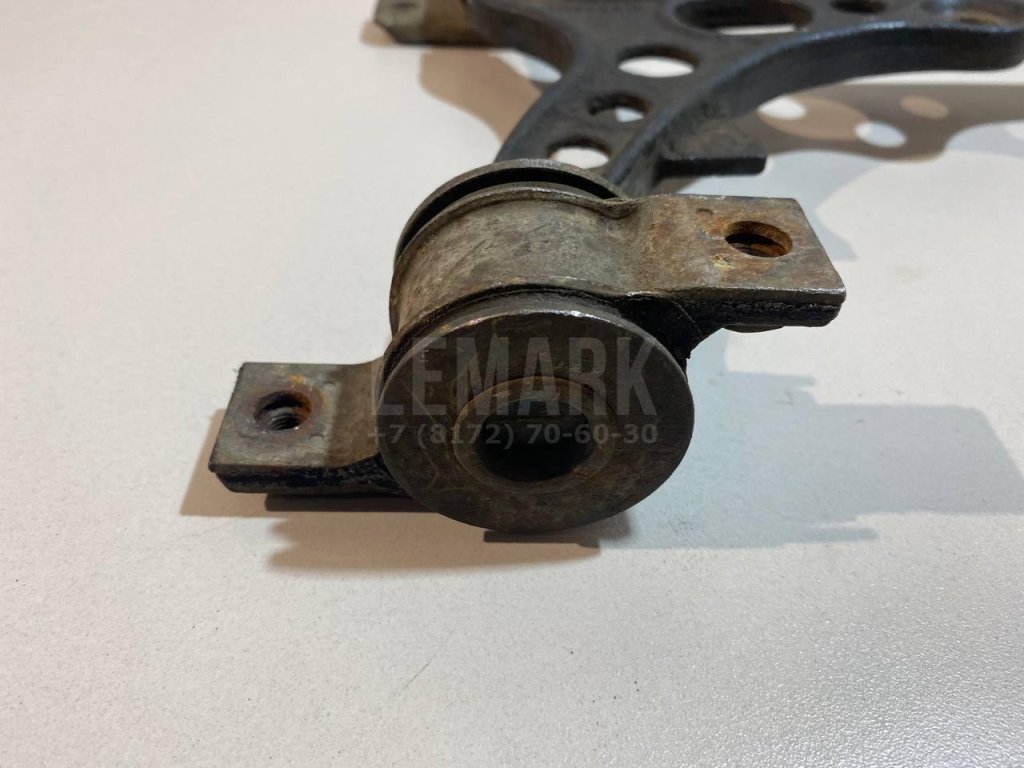 Рычаг передний левый