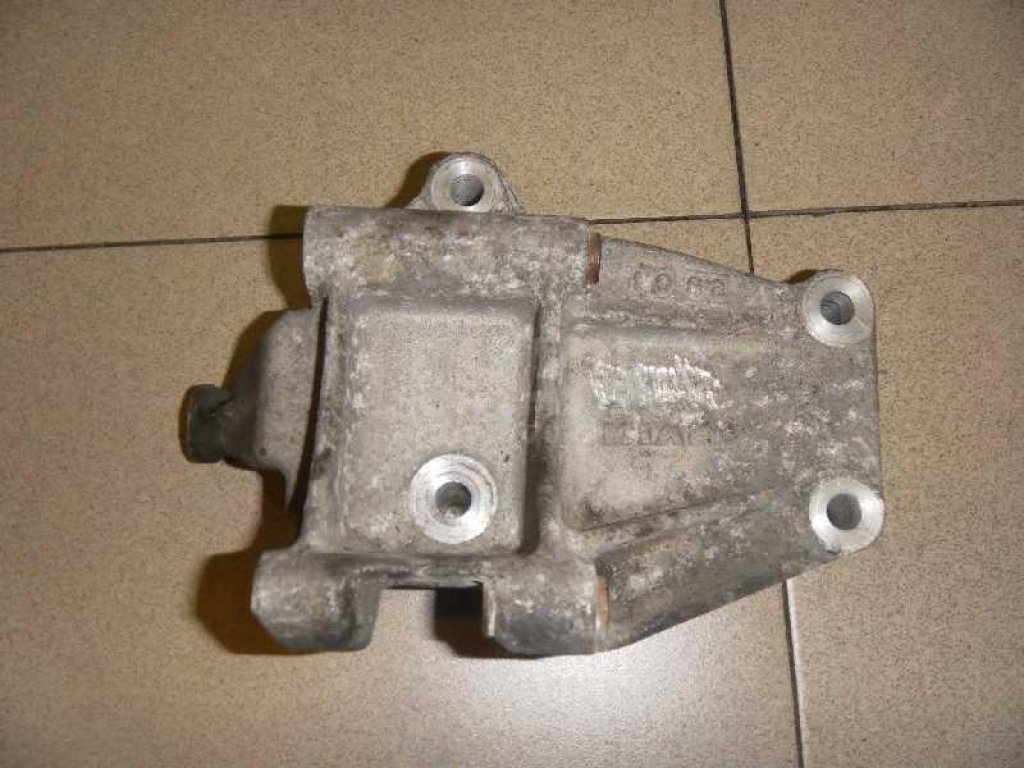 Кронштейн генератора