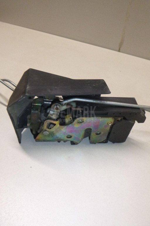 Замок двери передней левой