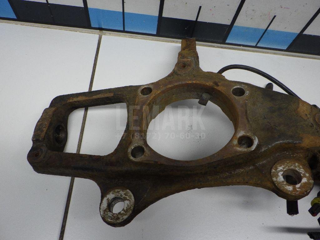 Кулак поворотный передний правый