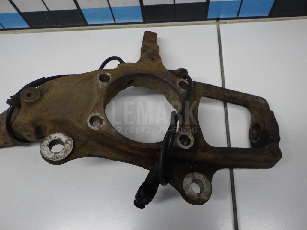 Кулак поворотный передний левый