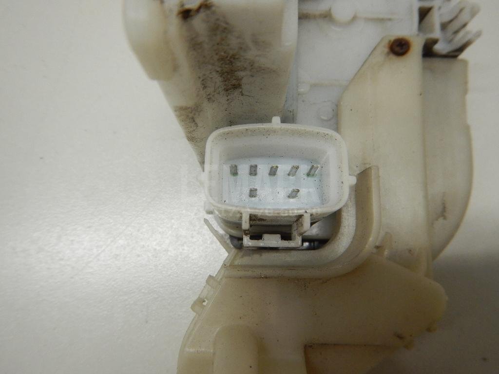 Замок двери передней правой