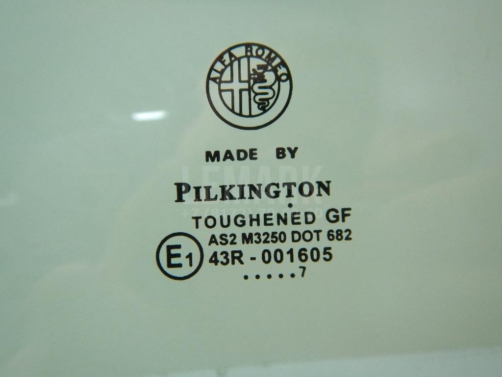 Стекло двери передней левой