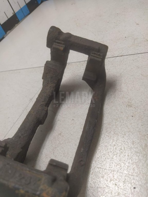 Скоба суппорта переднего правого