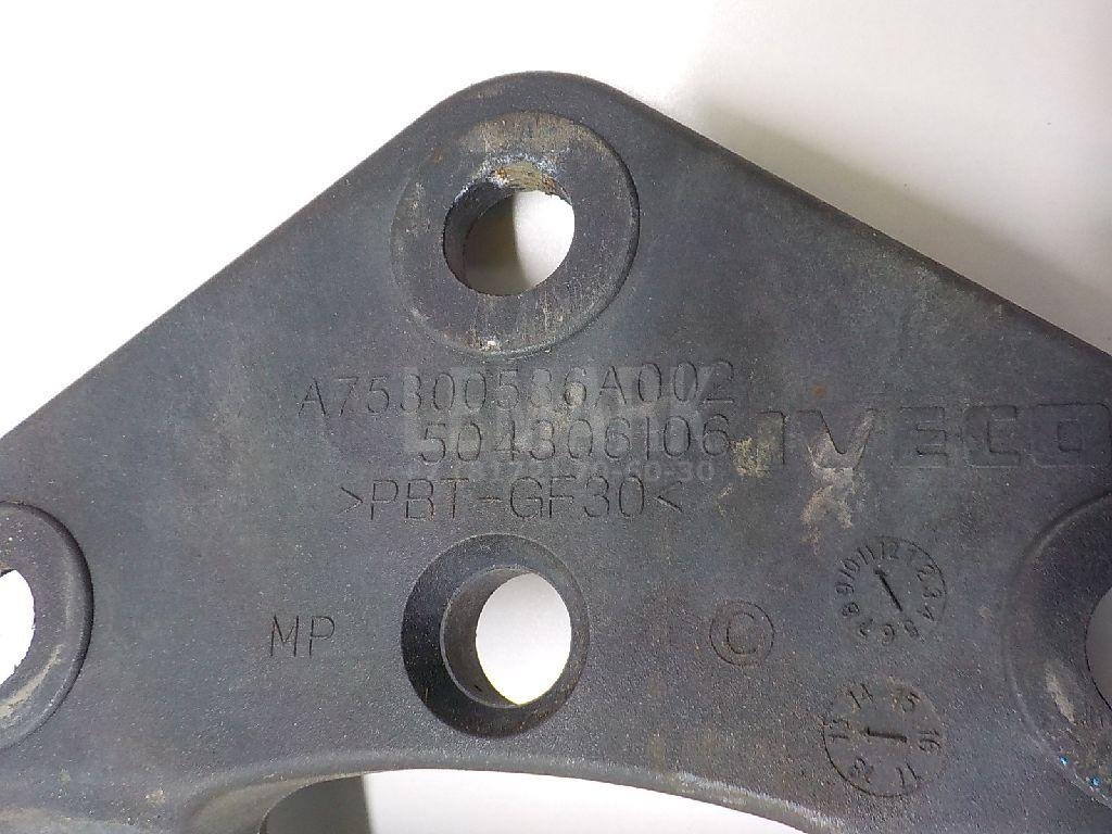 Петля капота