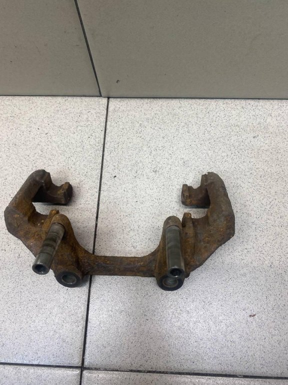 Скоба суппорта переднего