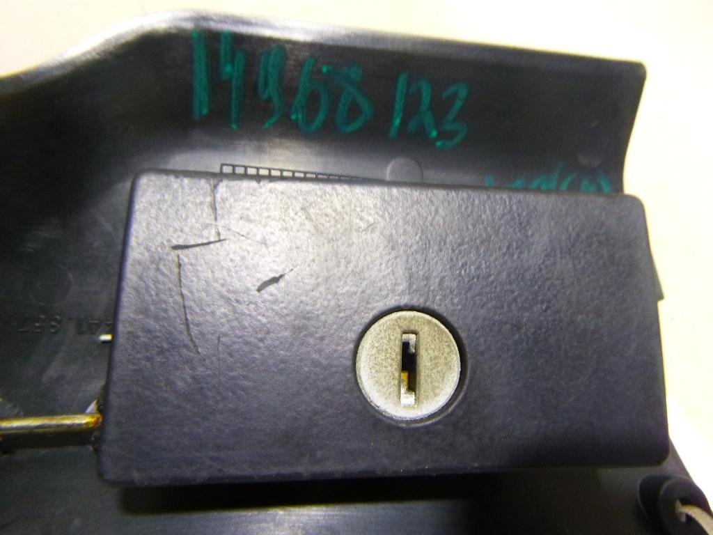 Замок бардачка