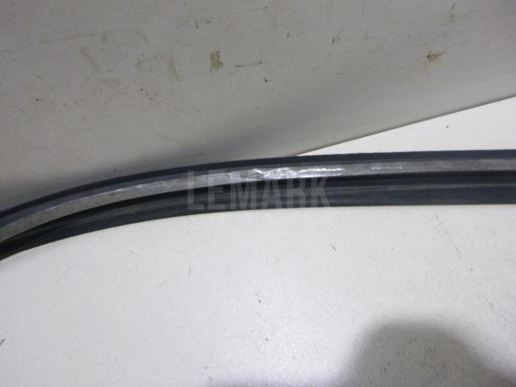 Направляющая стекла двери