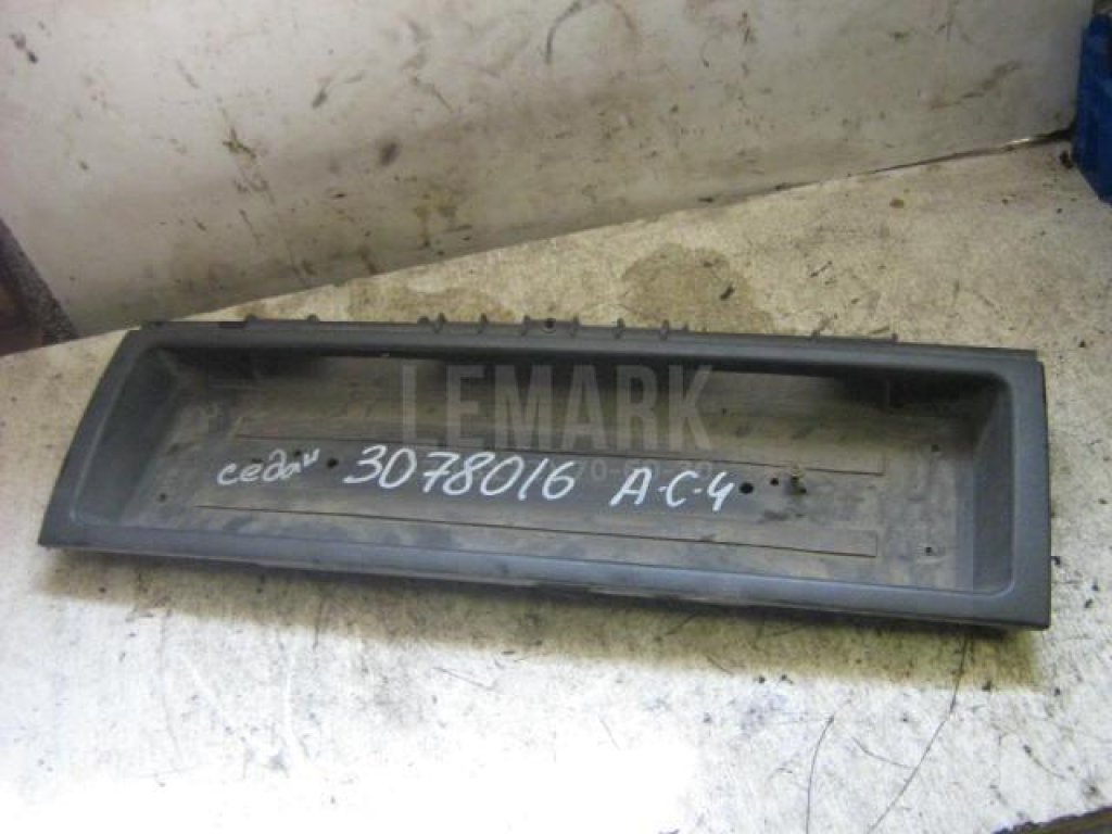 Накладка крышки багажника