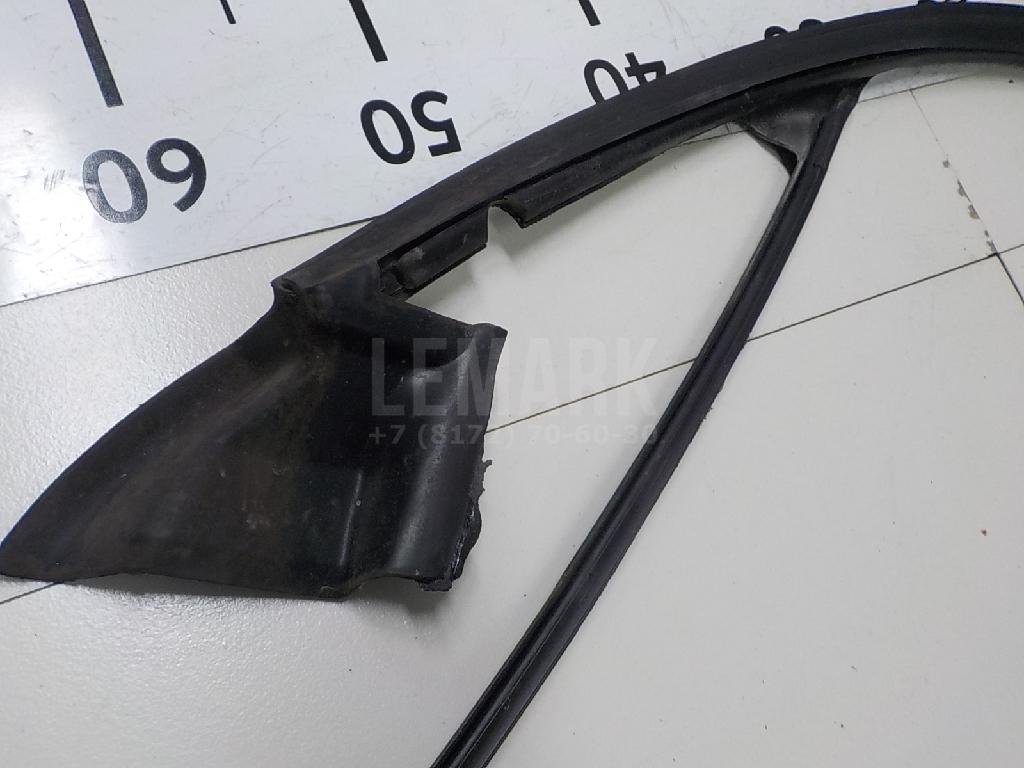 Направляющая стекла двери