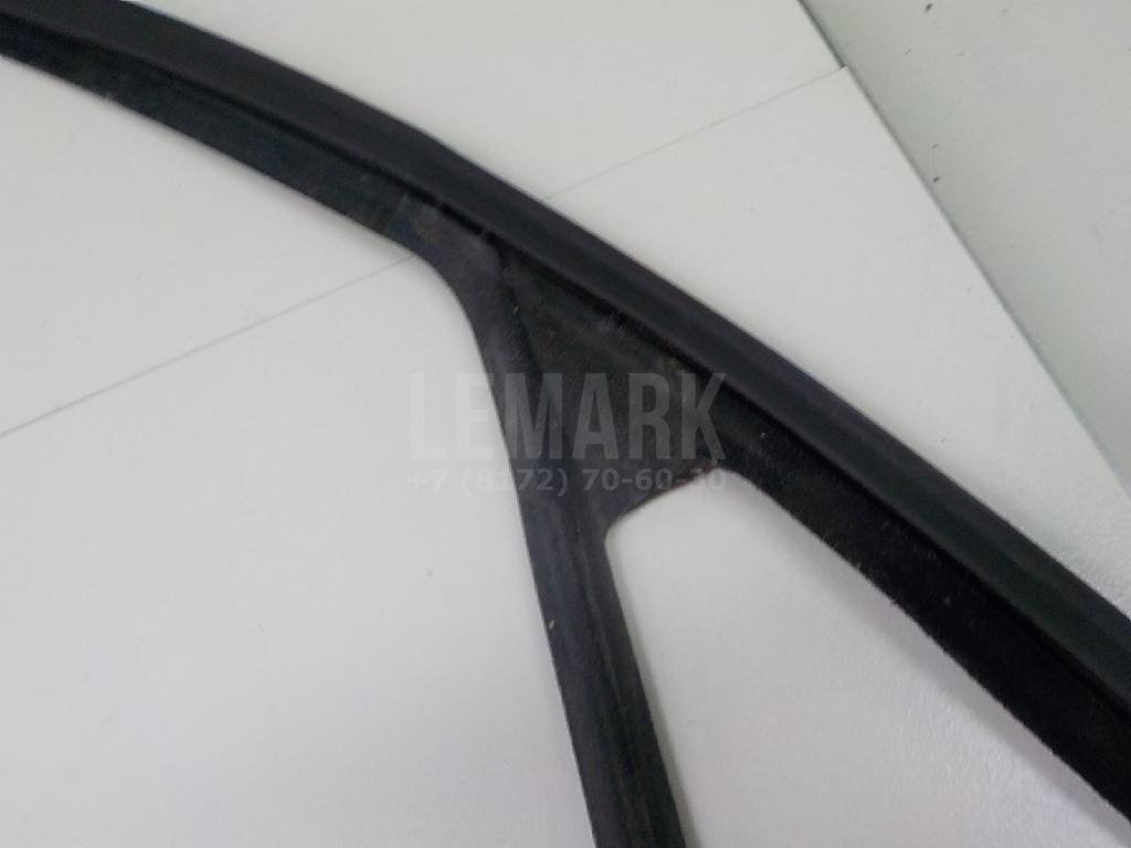 Направляющая стекла двери