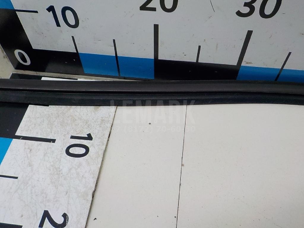 Направляющая стекла двери