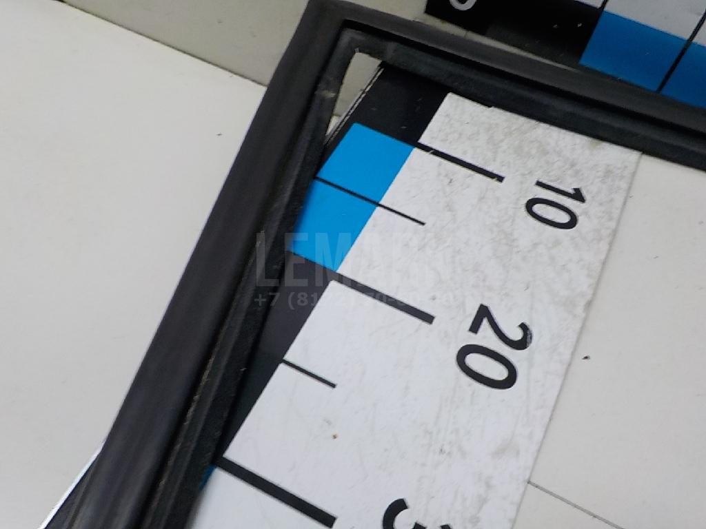 Направляющая стекла двери