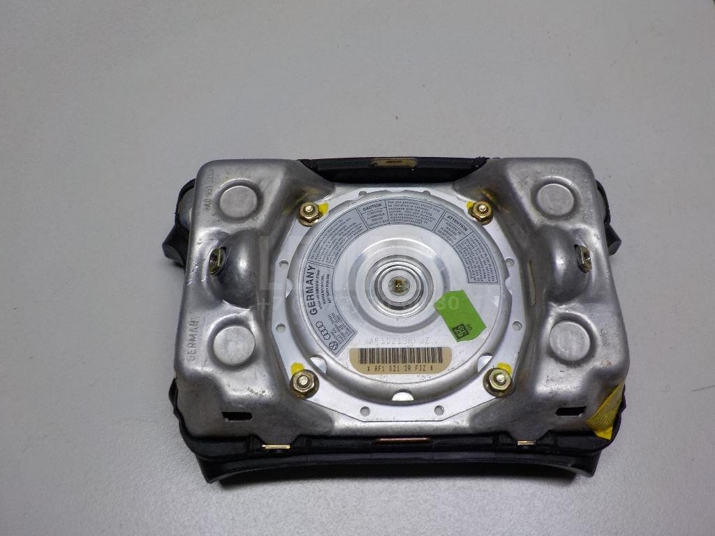 Подушка безопасности в рулевое колесо