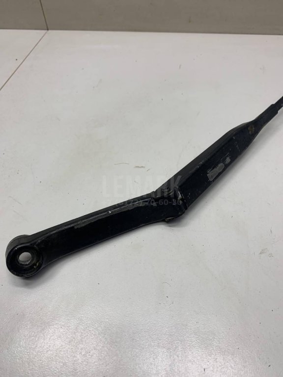 Поводок стеклоочистителя передний левый