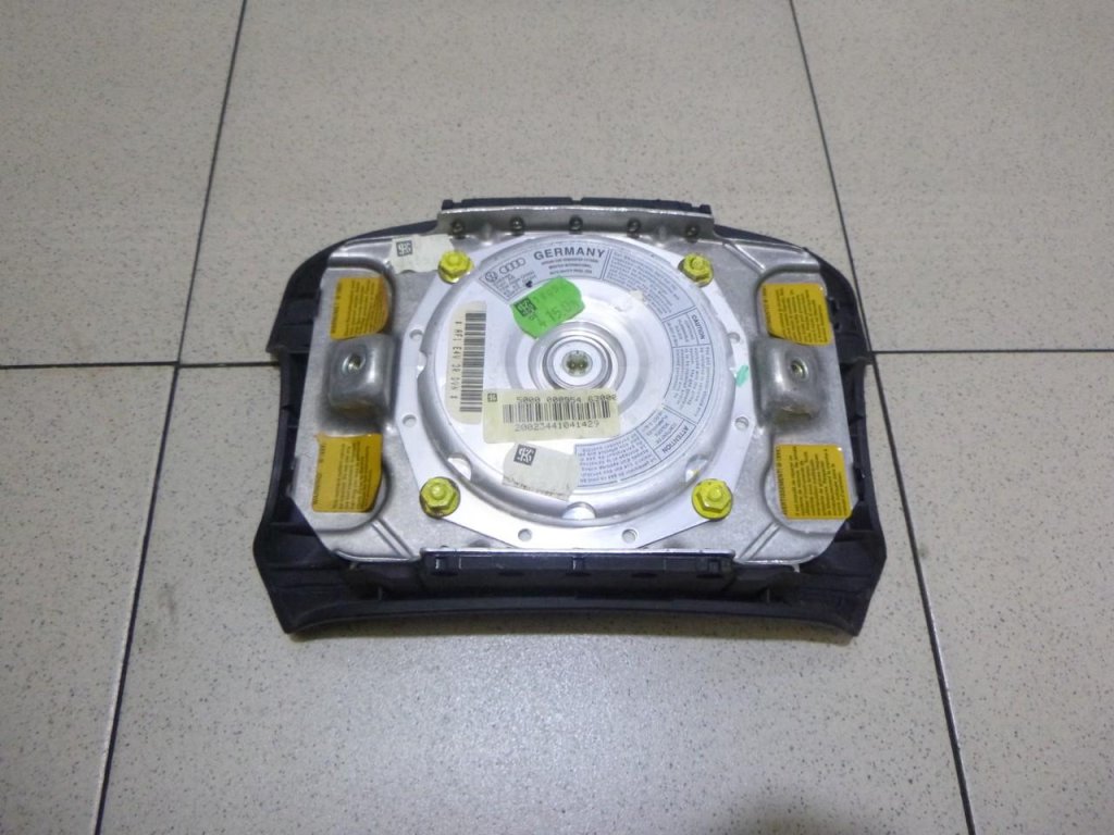 Подушка безопасности в рулевое колесо