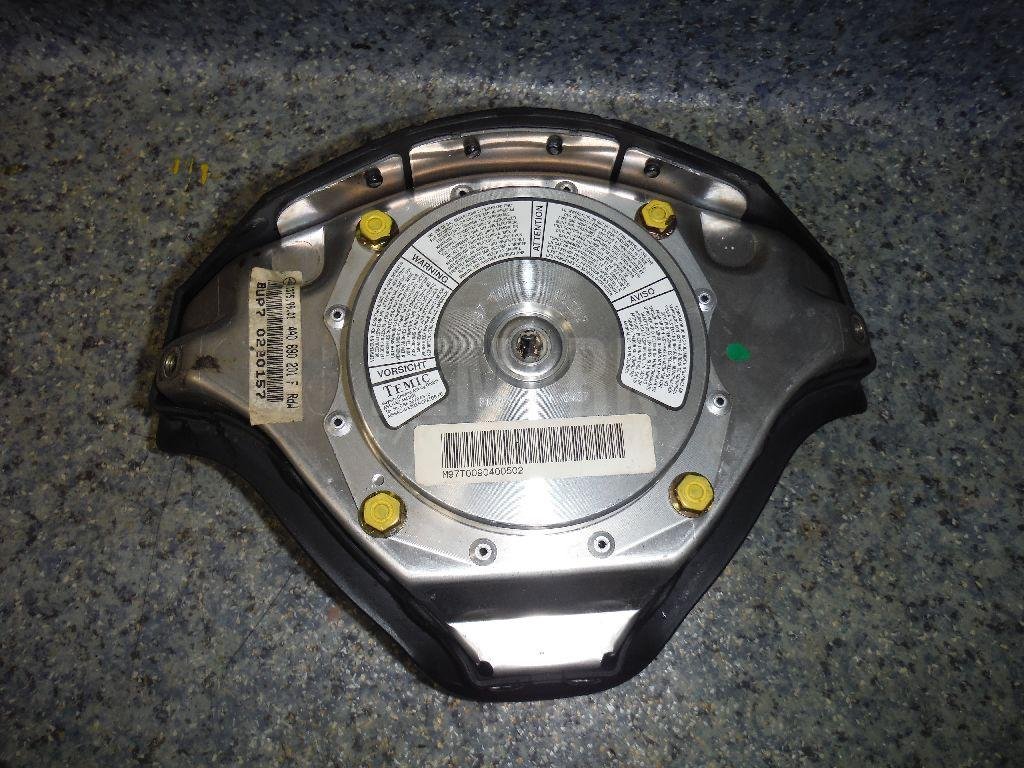 Подушка безопасности в рулевое колесо