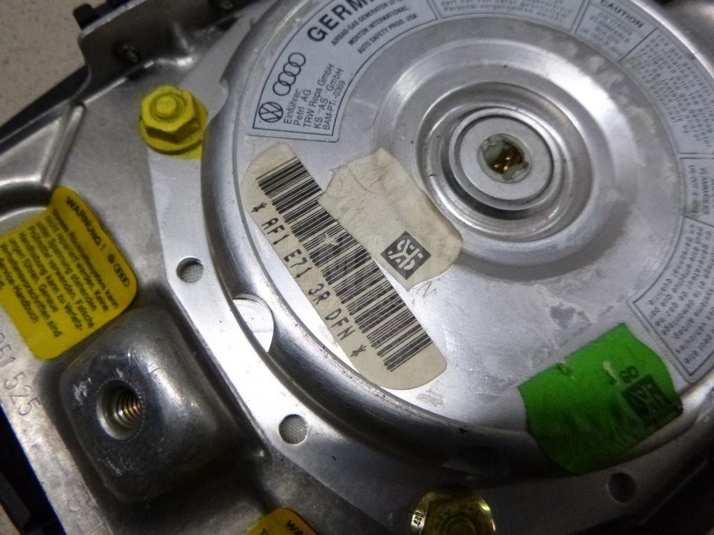 Подушка безопасности в рулевое колесо