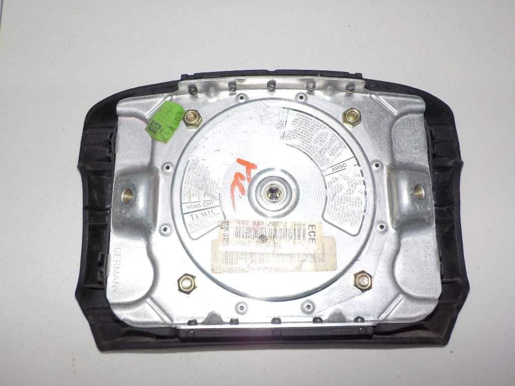 Подушка безопасности в рулевое колесо