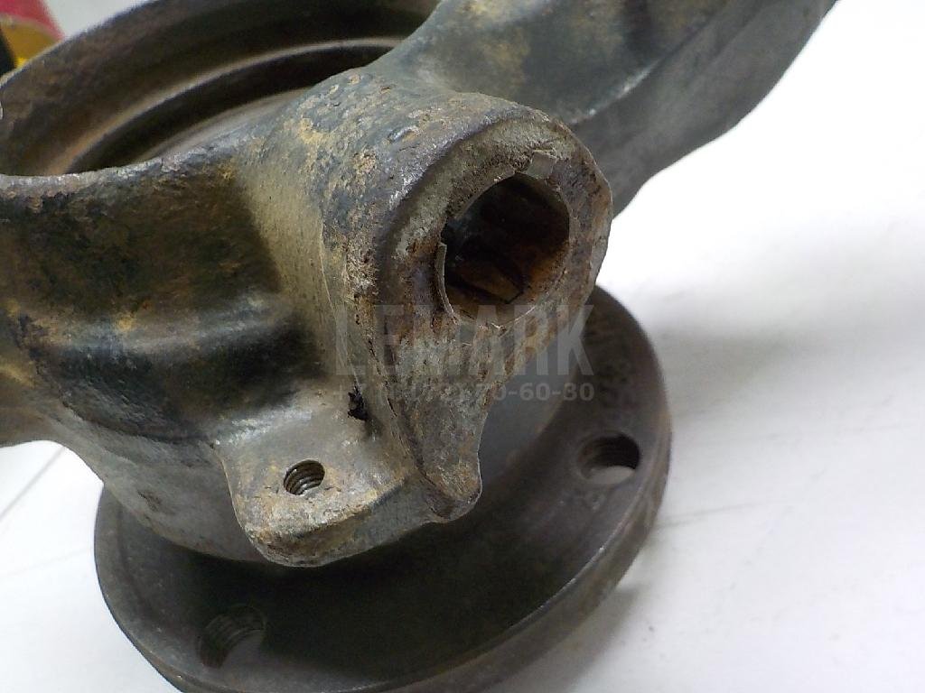 Кулак поворотный передний левый