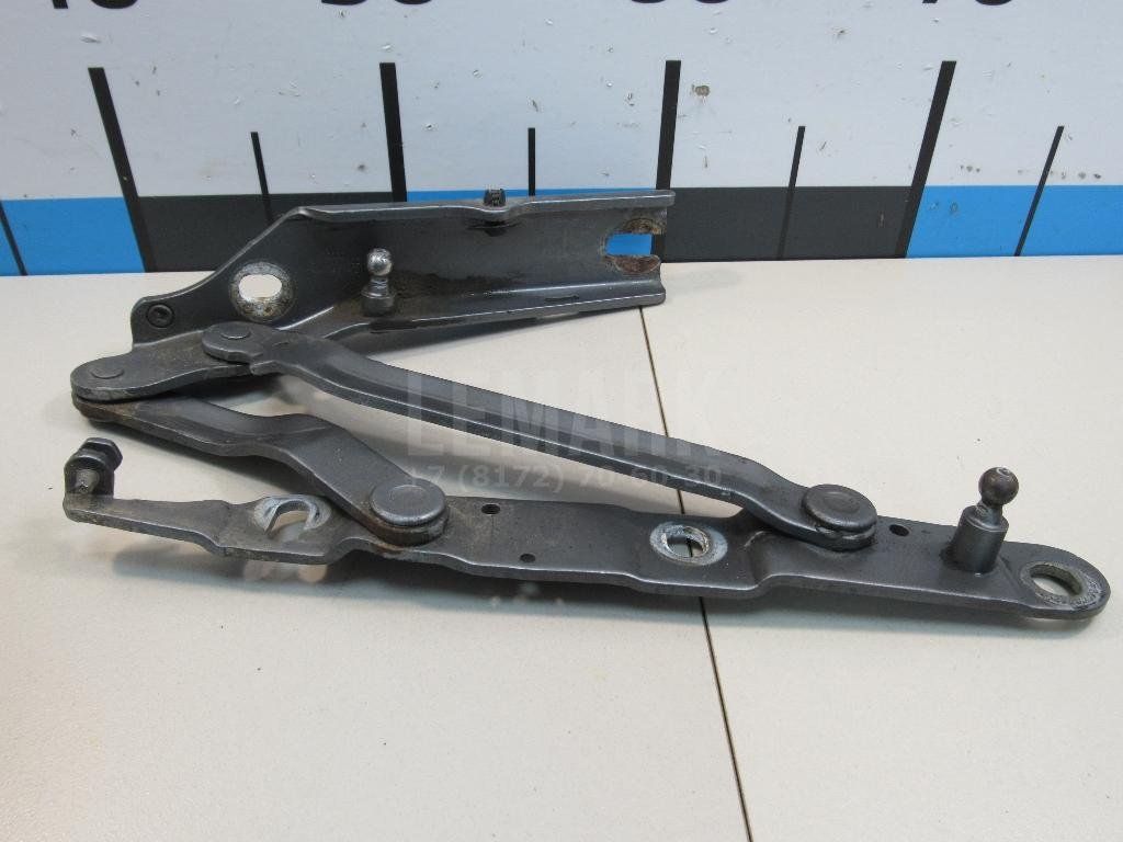 Петля крышки багажника