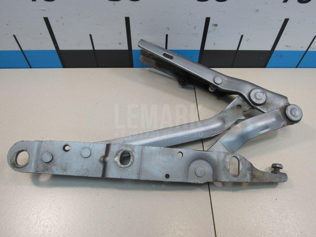 Петля крышки багажника