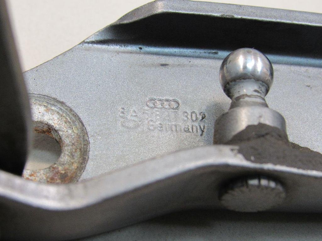 Петля крышки багажника