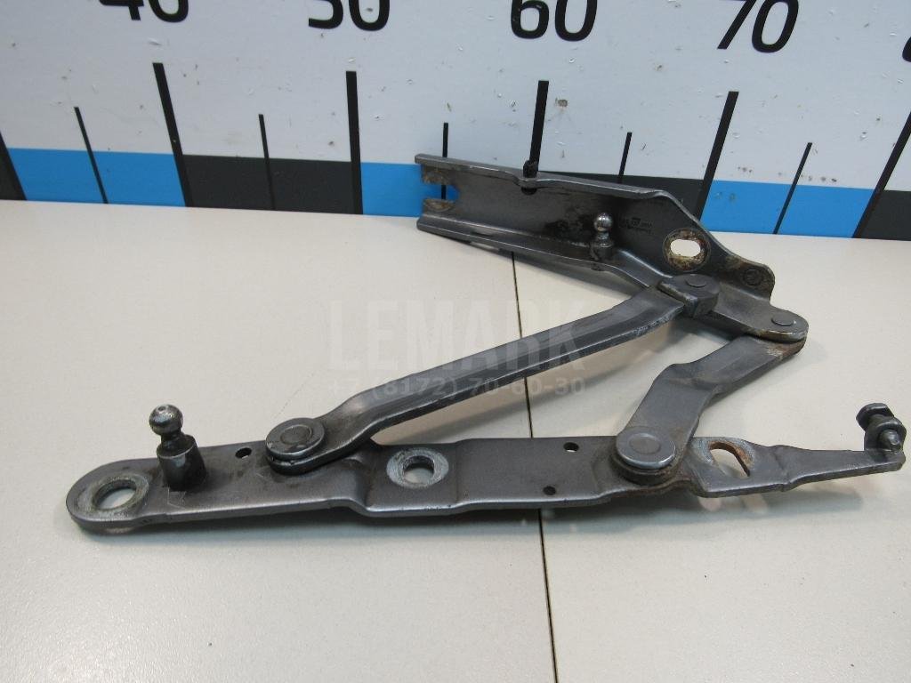 Петля крышки багажника