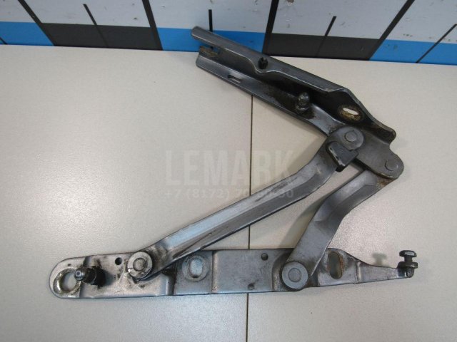 Петля крышки багажника