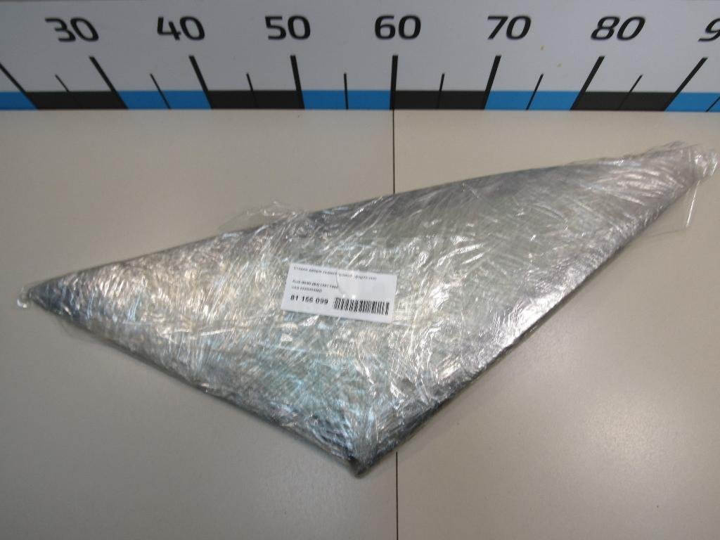 Стекло двери задней правой (форточка)