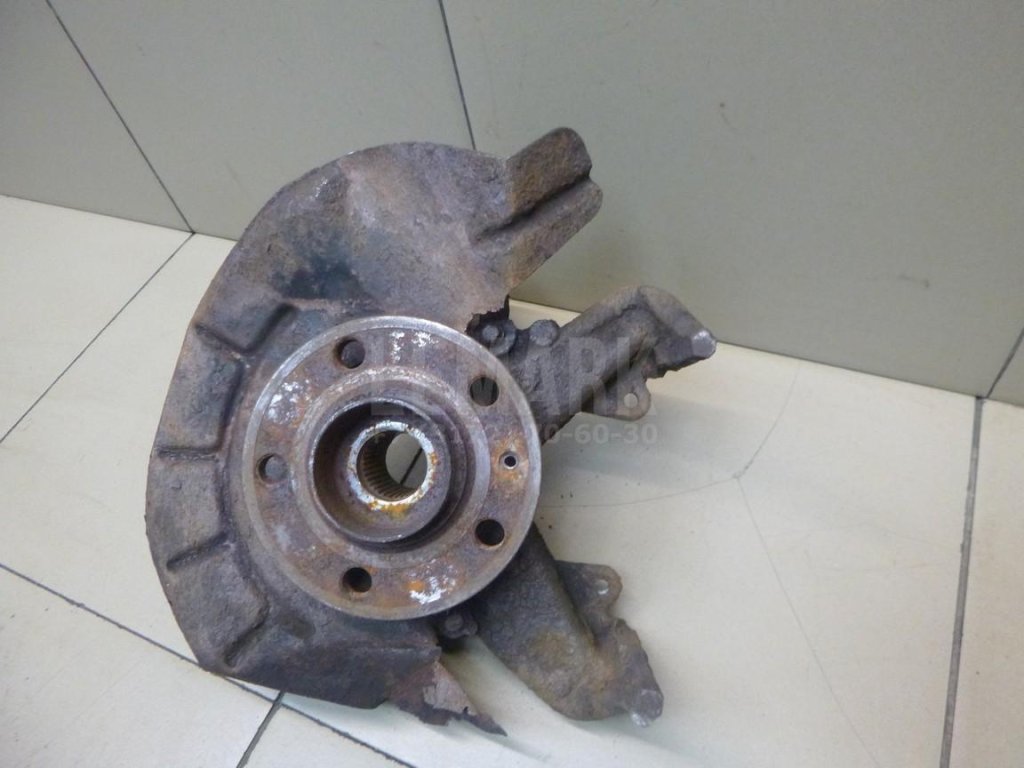 Кулак поворотный передний правый