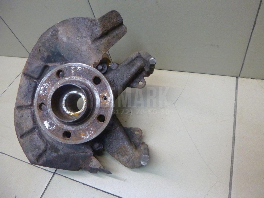 Кулак поворотный передний правый