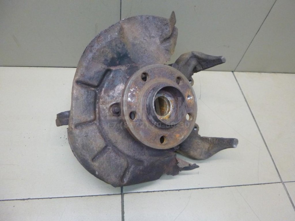 Кулак поворотный передний правый