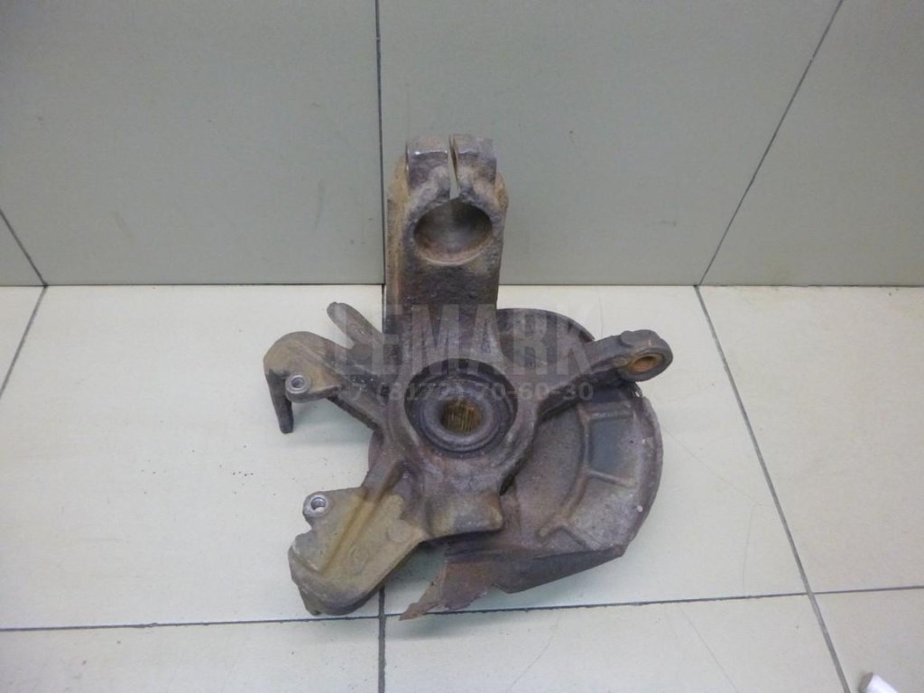 Кулак поворотный передний правый