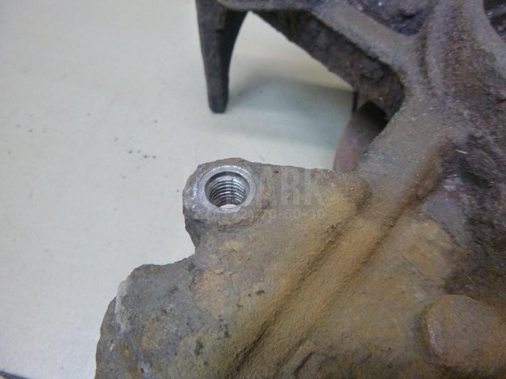 Кулак поворотный передний правый