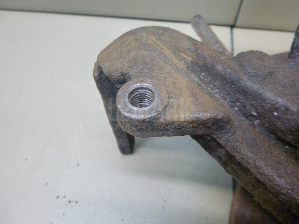 Кулак поворотный передний правый