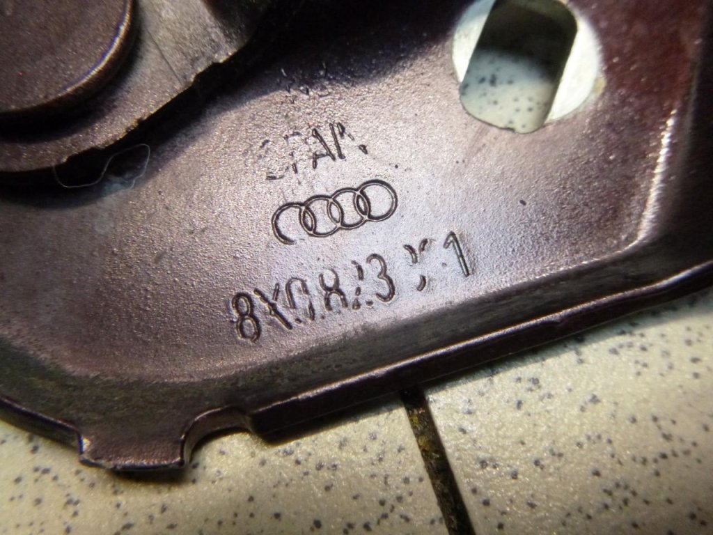 Петля капота левая