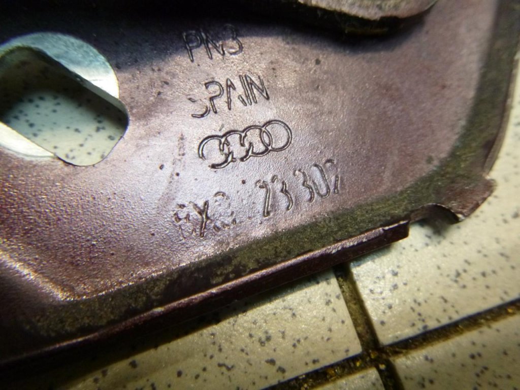 Петля капота правая