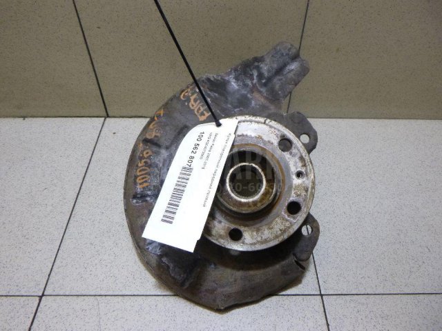 Кулак поворотный передний правый