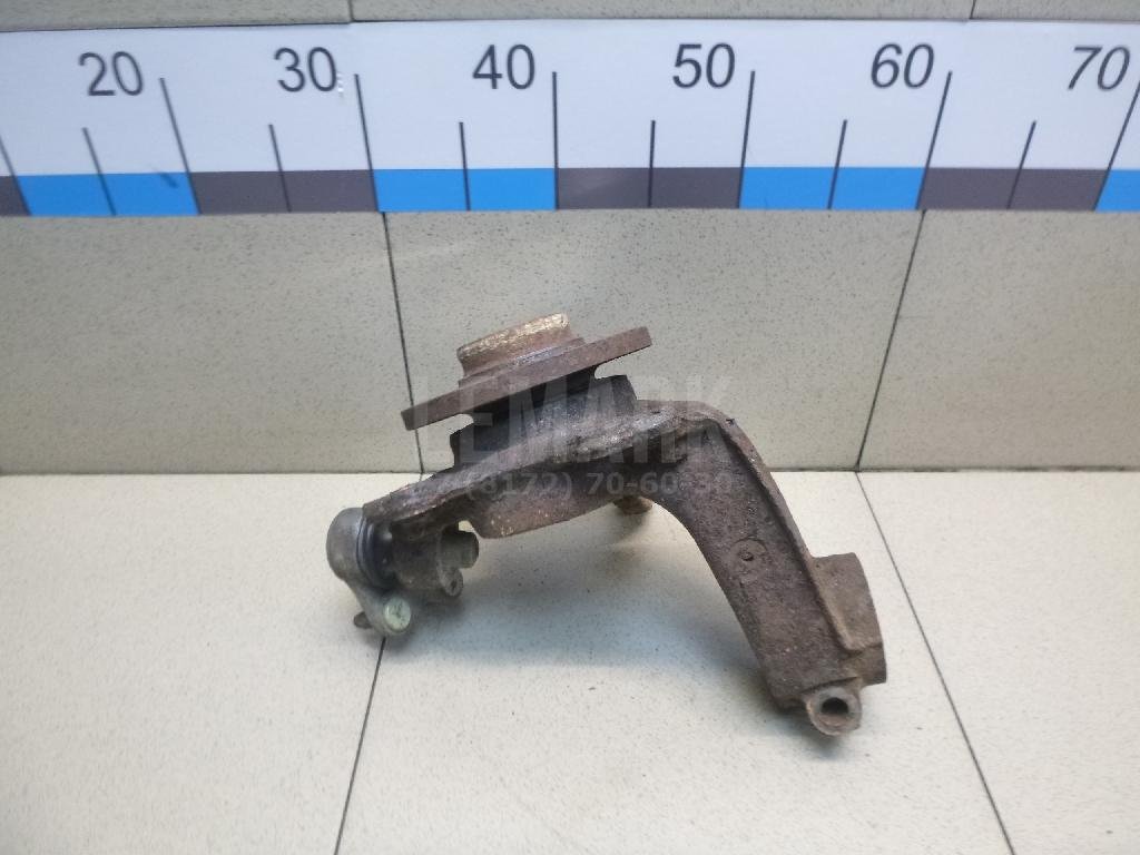 Кулак поворотный передний правый