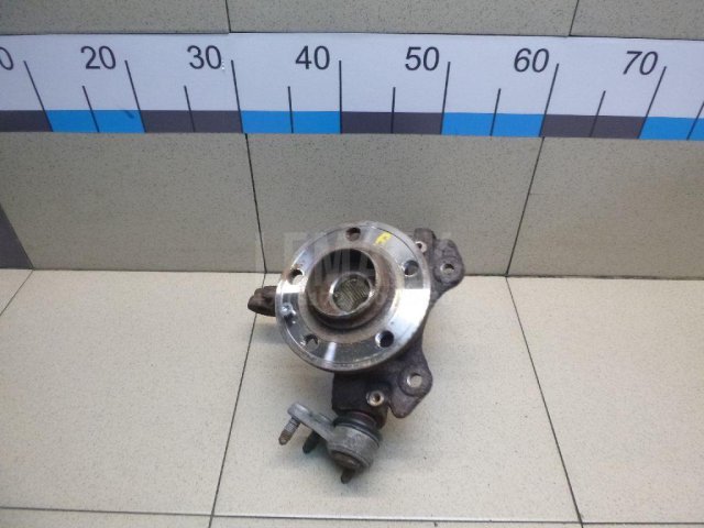 Кулак поворотный передний правый