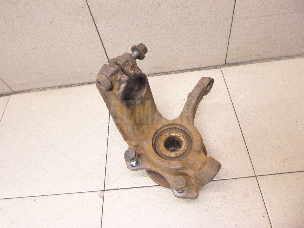 Кулак поворотный передний правый