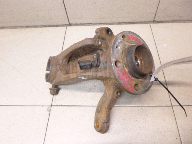 Кулак поворотный передний правый