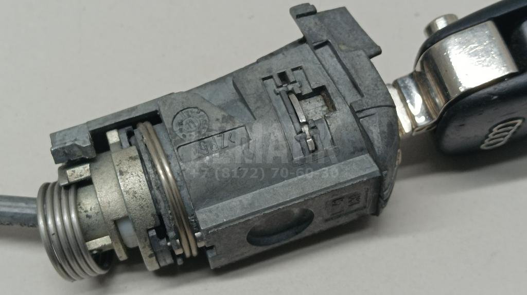 Вставка замка двери лев.