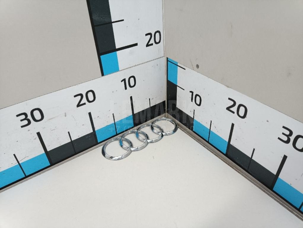 Эмблема на крышку багажника