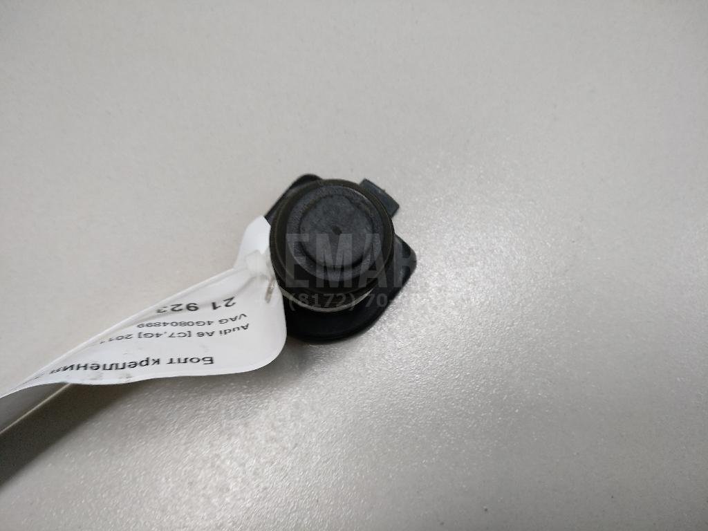 Болт крепления запасного колеса