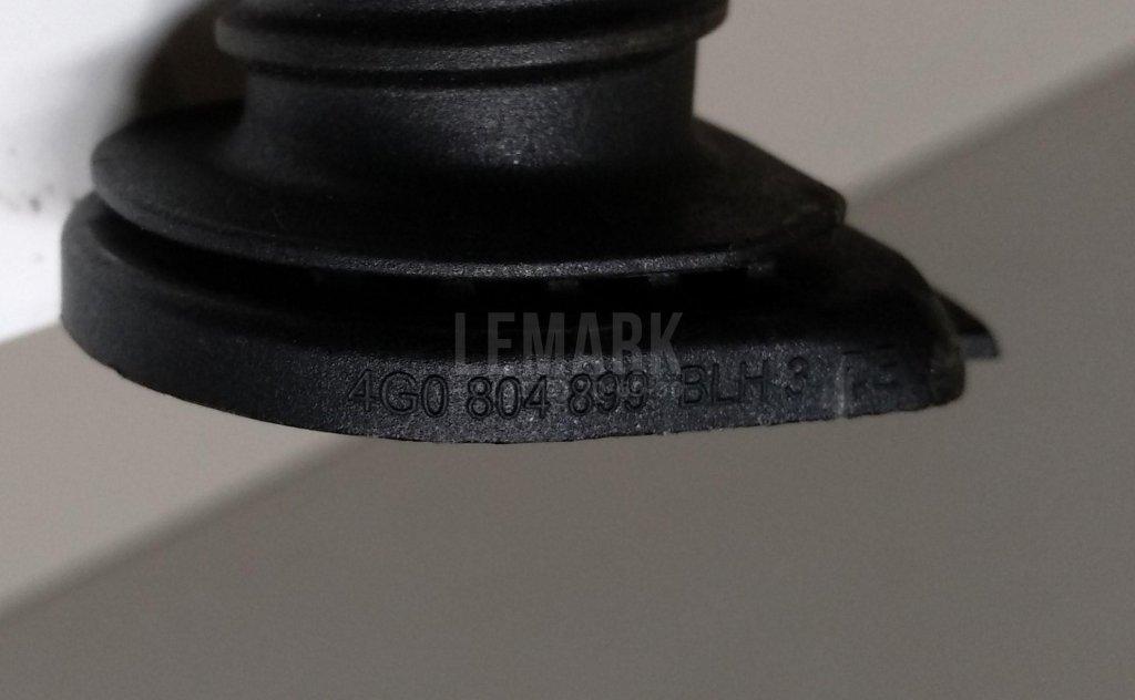 Болт крепления запасного колеса