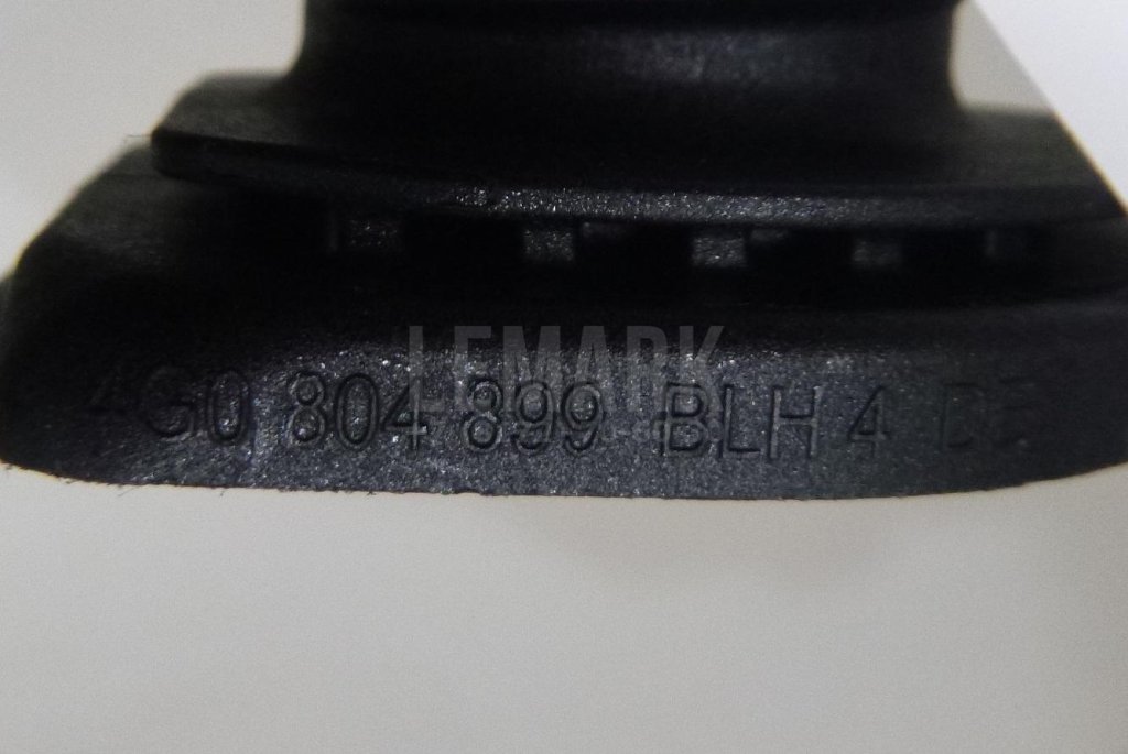 Болт крепления запасного колеса