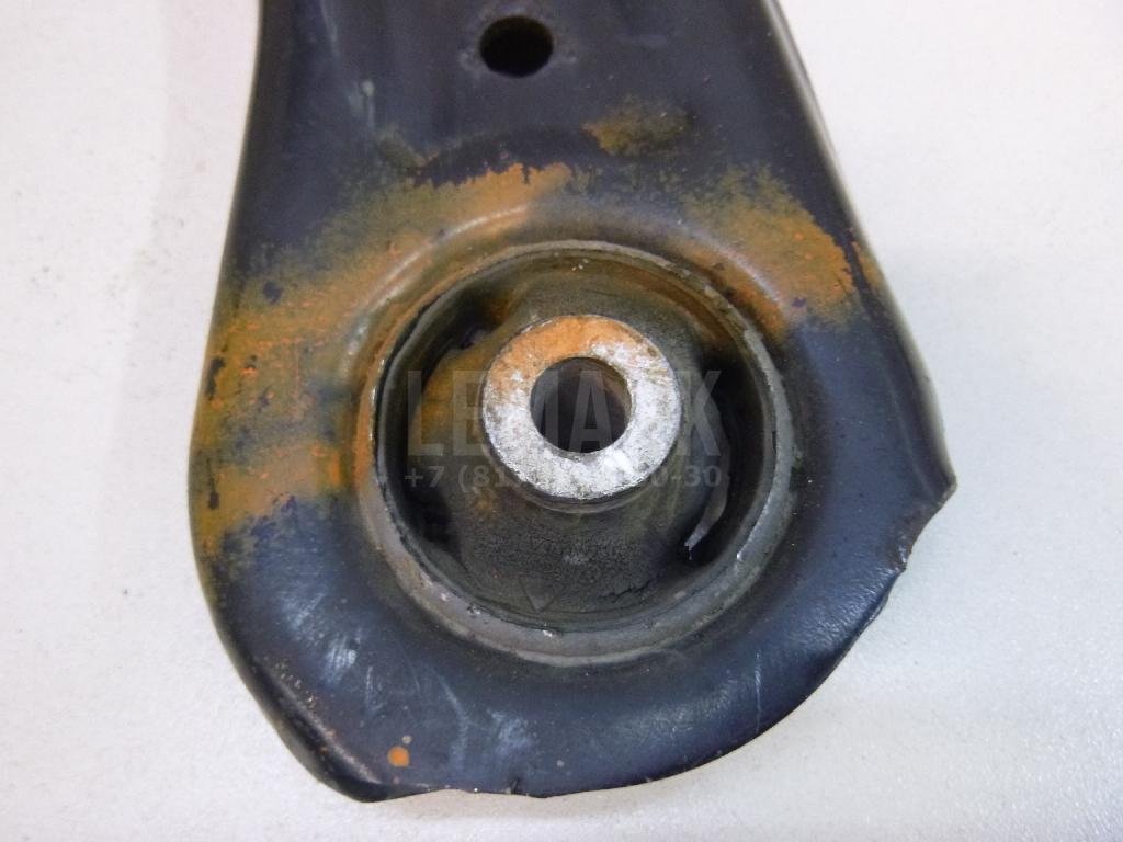 Рычаг передний левый