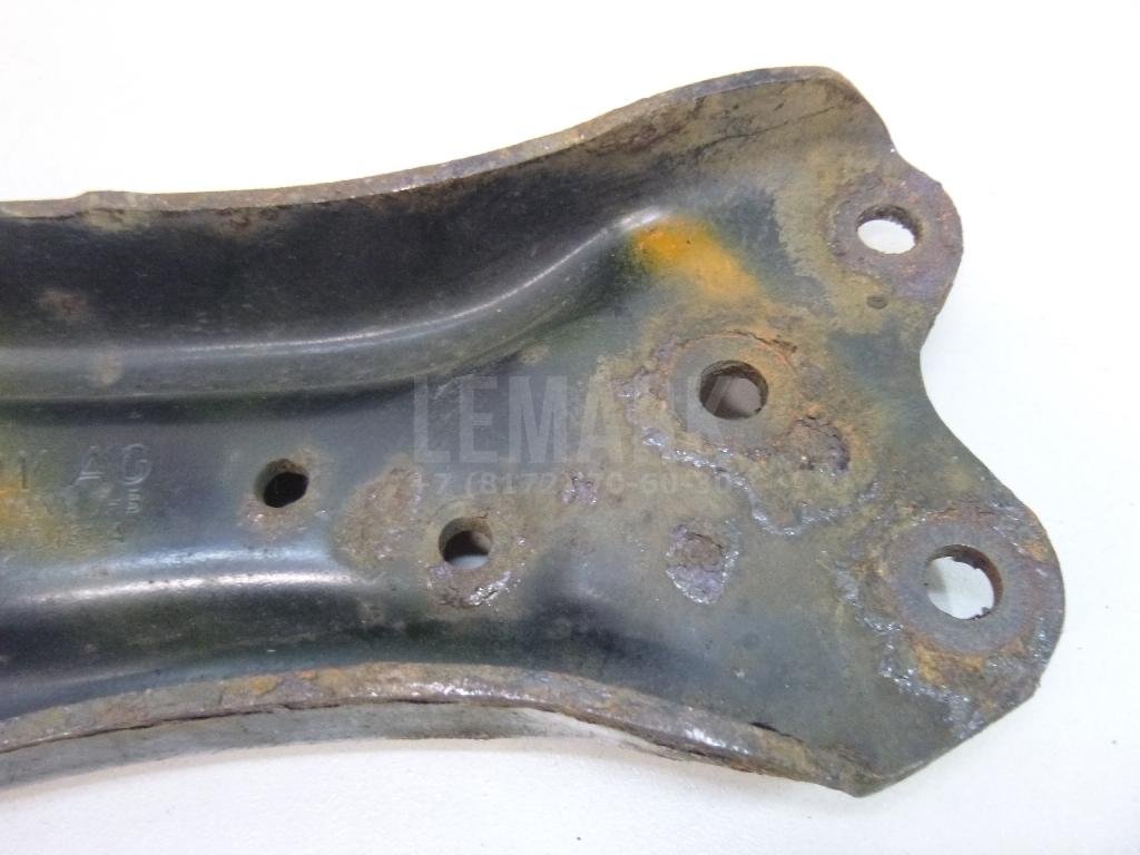 Рычаг передний левый